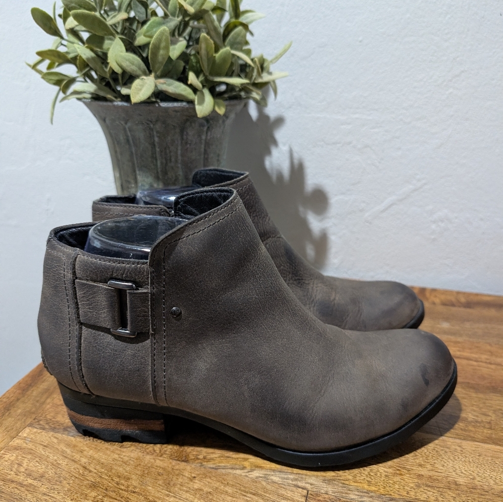 Sorel Lolla Ankle Bootie 9 Womens Grey Side Zipper Chunky Round Toe Leather